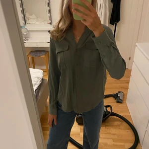 Grön skjorta - Grön skjorta från H&M strl 36 i fint skick 😇