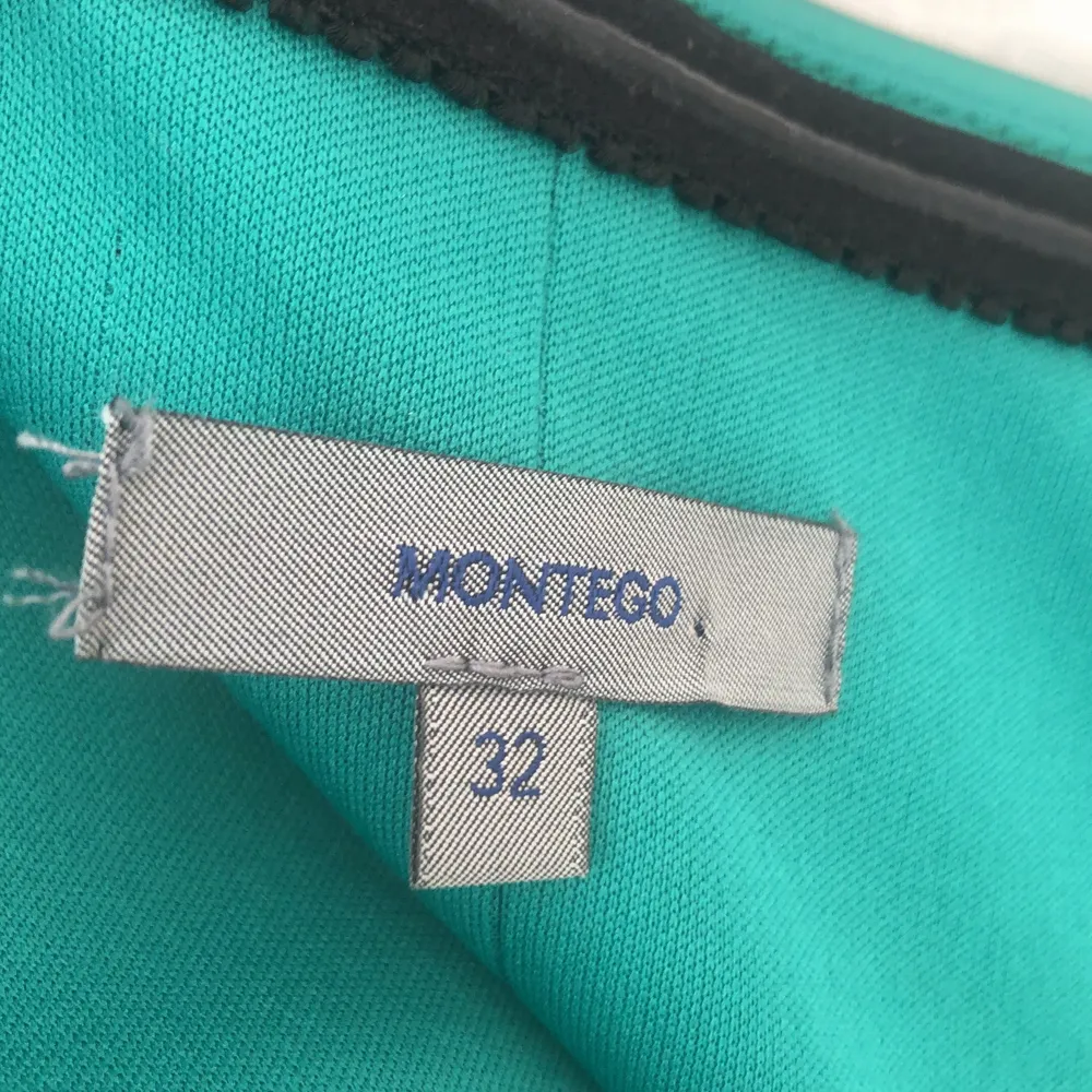 Säljer min silkesklänning från Montego i strl 32, använd en enda gång. Det är lite dåligt ljus på bilden men den är alltså grön inte turkos<3. Klänningar.