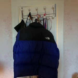 blå northface puffer - Blå northface puffer, enbart använd under vintern/hösten 2021 och 22. Inga flaws eller liknande på jackan🫶
