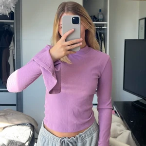 Nakd rosa tröja xxs  - En fin lila/rosa tröja med utåtsvängd ärm längst ned. 