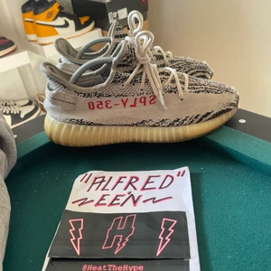 Yeezy 350 V2 ”zebra” - Tja säljer ett par riktiga beaters. Skicket på dom måste va typ 4-5/10 Dom har använts mycket igenom med åren. Asså dom känns som vanligt bara det att sulan är så pass beat, man kan fixa om man vill Restorea dom. Finns ingen box  Storlek 44 