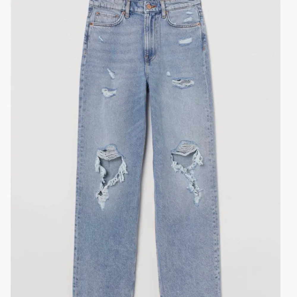 Blå jeans med hål och slitningar ifrån H&M, storlek 38. Jeans & Byxor.