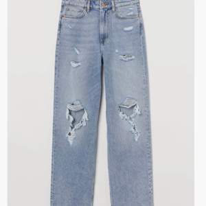 Blå jeans med hål och slitningar ifrån H&M, storlek 38
