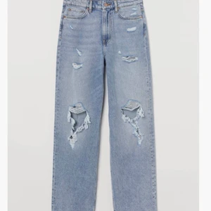 Slitna blå jeans  - Blå jeans med hål och slitningar ifrån H&M, storlek 38