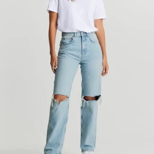 90s high waist - Säljer mina ursnygga jeans från Gina i storlek 34 pga lite korta för mig (är ca 175) köpta för 499, tryck inte på köp nu!