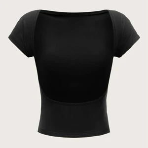 Topp - Den populära toppen med öppen rygg, aldrig använd lapparna kvar, buda!