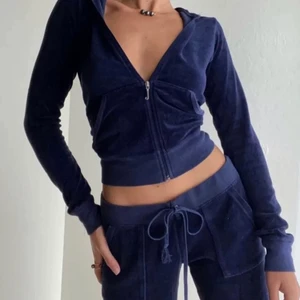 Juicy couture kofta - ❗️Första bilden är lånad❗️ Köpt på Plick. Säljer för den är för liten men verkligen jättefin💗 Lite sträv i material. Blå/Svart/lila 