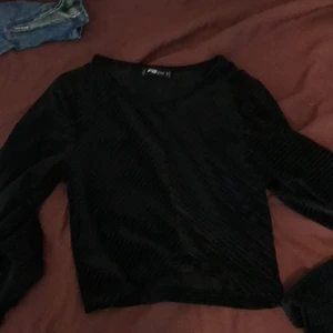 Fin svart unik topp  - En svart topp som kommer inte till användning.  Den är lite glittrig och kan vara lite see through. Den har nån litet hål som jag visar o sista bilden men syns inte om man har en svart topp under