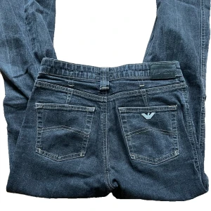 Armani Jeans  - Säljer dessa svarta Armani Jeans. De är i rak modell och i storlek 27. De är även i bra skick. Midjemåttet är 80 cm . Kan mötas upp i Stockholm eller frakta då köparen står för frakten💕