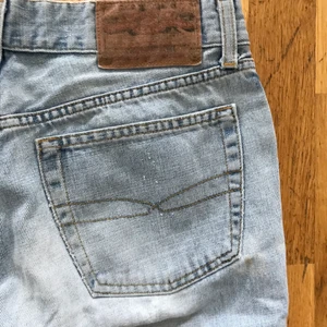 Lågmidjade jeans - Lågmidjade crocker jeans. Köpta från sellpy💙 kan sänka priset vid snabb affär 