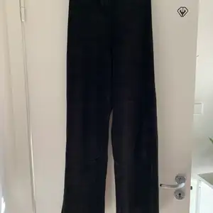Svarta Manchester byxor från Gina tricot har ett elastiskt band i midjan så passar både XS-S. 