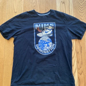 Retro Nike graphic t shirt, Märkt Domination - Size L Passar M/L