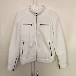 Zara Bomberjacka XS/S - Jackan är nästintill ny då den inte kommit till användning | Storlek S men passar även XS.
