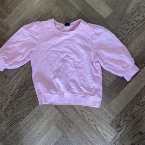 Kortärmad tröja💞 - Köptes från Gina tricot för cirka 2 år sen. Skriv för fler bilder eller diskutera pris🥰