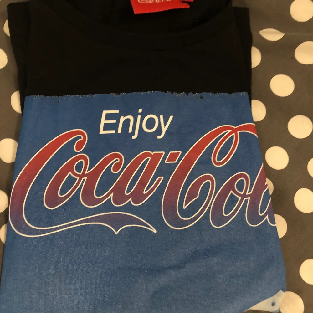 Hej! En supercool vintage coca cola tröja som jag köpt på en secondhandbutik i Stockholm ❤️ . T-shirts.