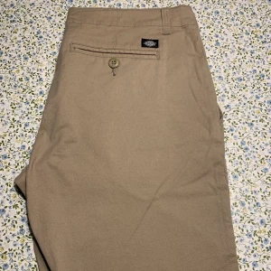 Dickies shorts  - Sköna dickies shorts , stretch material , Strl 38 men är snarare 36 ,och ganska slimfit . Använda några gånger ,khaki färg 