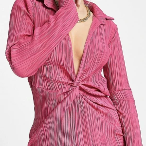 Fin sommarklänning - Rosa klänning som passa perfekt till pink-party i sommar, storlek 36. Helt oanvänd med lappen kvar, från asos💕