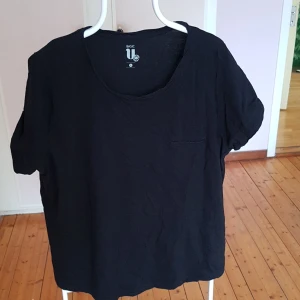 T-shirt - Kortärmad T-shirt. Använd endast ett fåtal gånger. Storlek XL.