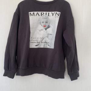 Sweatshirt från Hm med Marilyn Monroe tryck. ✨