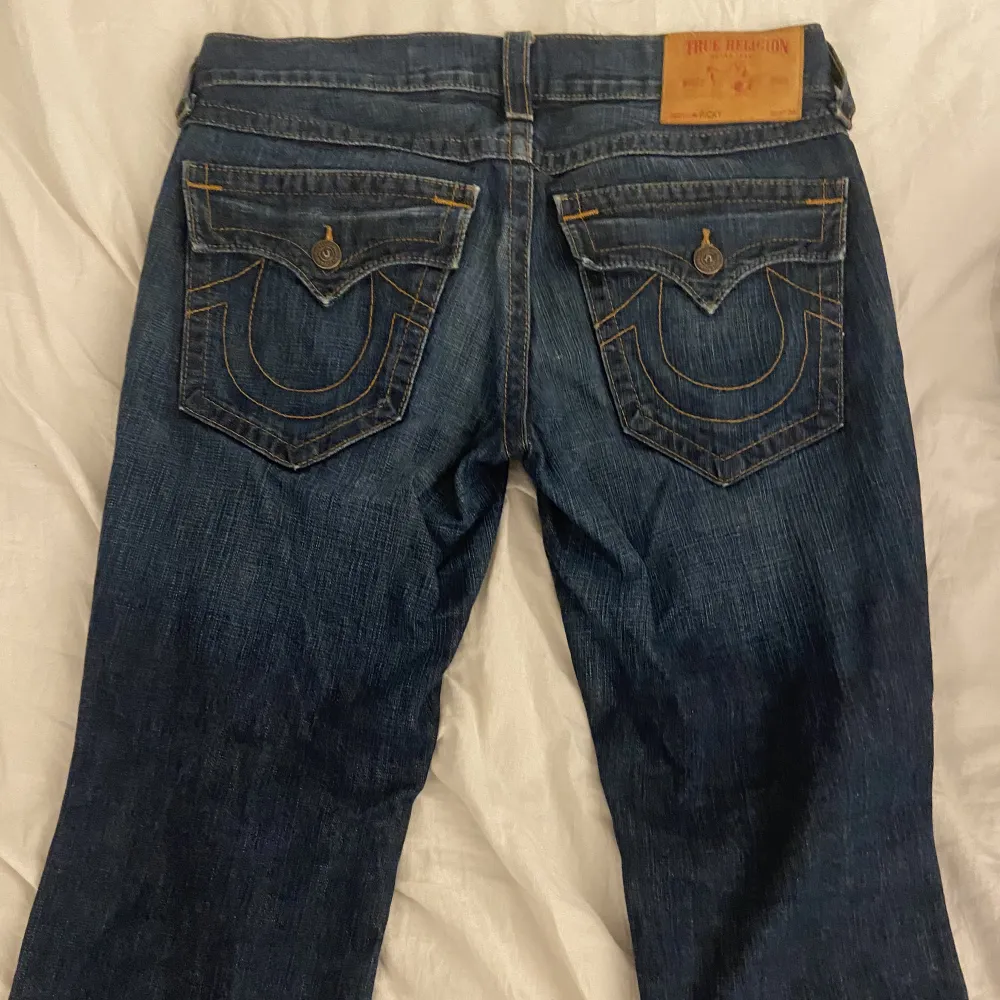 Säljer vintage True Religion jeans i storlek 32. Nyskick och skit snygga. Modell: ”RICKY”. . Jeans & Byxor.