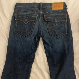 VINTAGE TRUE RELIGION JEANS - Säljer vintage True Religion jeans i storlek 32. Nyskick och skit snygga. Modell: ”RICKY”. 