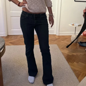Jeans!  - Lågmidjade bootcut jeans i en grå/blå färg❤️ MIDJEMÅTT:72cm INNERBENSLÄNGDEN:79cm
