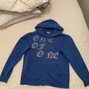 One of one tröja - Super snygg blå one of one tröja!!! Den är i väldigt bra skick🤩 