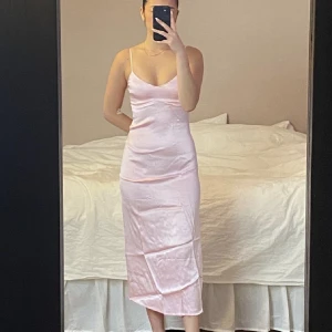 Rosa sidenklänning  - Rosa siden klänning  från zara som är lite öppen i ryggen, så fin men kommer tyvärr inte till användning! Bara använd en gång så är i bra skick💗Första bilden är lånad! 