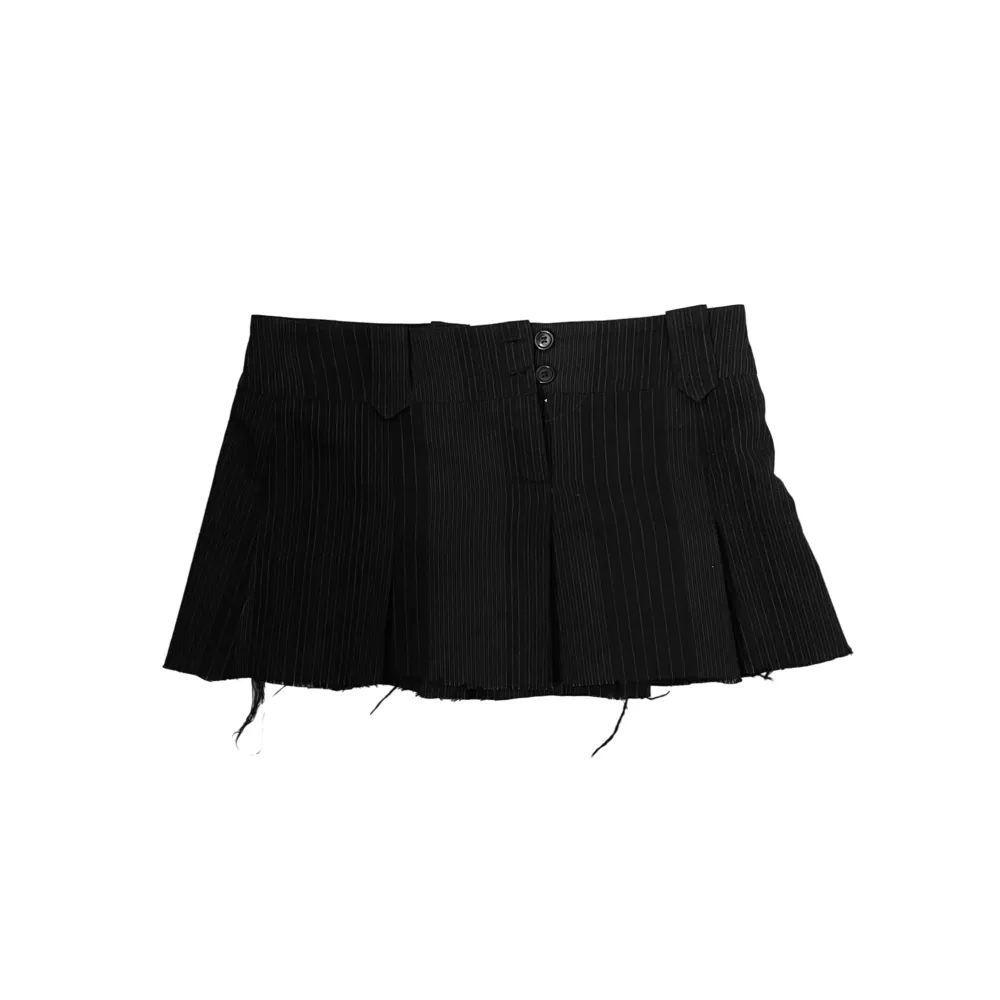 schoolgirl mini pinstripe kjol selges fordi det ikke brukes så mye lengre. tror det er en størrelse L, men passer en s og m low rise. klipt selv 👍. Kjolar.