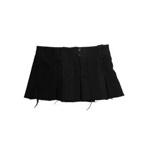 schoolgirl mini pinstripe kjol selges fordi det ikke brukes så mye lengre. tror det er en størrelse L, men passer en s og m low rise. klipt selv 👍