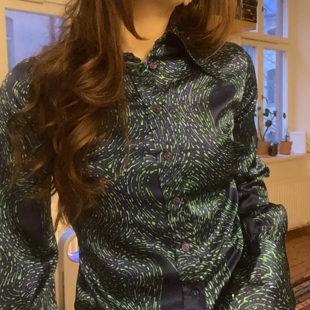 Såå fin och funky vintage blus i satin liknande material! Har vanligtvist xs-s på mig.. Skjortor.