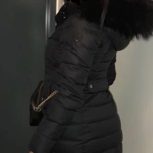 Tommy hilfiger jacka S - Säljs utan päls. Superfin höstjacka i använt skick. Inga skador eller så. Lilla bältet på ryggen fattas.   Pris kan diskuteras vid snabb affär:) Finns annonsen kvar så är jackan kvar.  Storlek S 