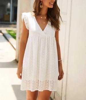 Vit klänning - Jättefin klänning till student eller sommar! Nypris 1099kr(köpt på rea). Endast använd en gång så nästan helt nytt skick.