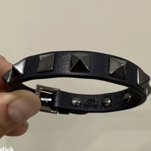 Valentino armband - Söker dessa fina armband kan köpa för 1000 eller 1500 om de e i finare skick❤️ färg spelar inte roll men bara inte brun❤️🐶