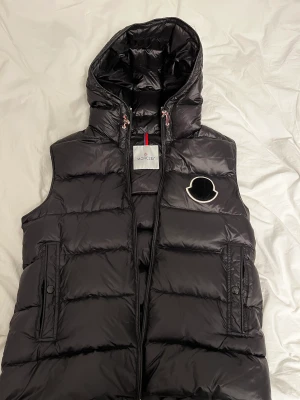 Moncler väst - Hej säljer min exklusiva moncler väst då jag är sugen på något nytt. Det är storlek M och passar även S. Skick är 9/10 då den är använd ett tag men har tagits hand om bra. Tveka inte att kontakta MVH