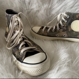 Converse Chuck Taylor Camouflage Storlek 39 - Bra skick, dock slitna märken på hälen (se andra bilden). Unisex, storlek 39. Väldigt bekväma och snygga :)