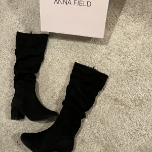 Anna Field stövlar - Dösnygga slutsålda stövlar från Anna Field!!! Säljer då de är försmå för mig som normalt har 40❤️ Skulle säga att de passar 38-39. Endast använda en gång!