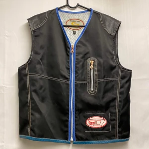 Diesel väst - En cool vintage diesel väst med mycket fräna detaljer, tyvärr är den för stor för mig, superbra skick!
