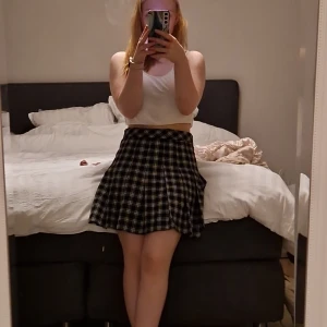 Rutig kjol - Gullig rutig kjol som tyvärr inte passar mig. Är i oanvänt skick och pris kan diskuteras vid snabb affär.