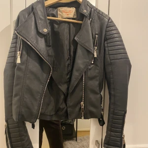 Skinnjacka - Säljer min skinnjacka som jag aldrig använt 