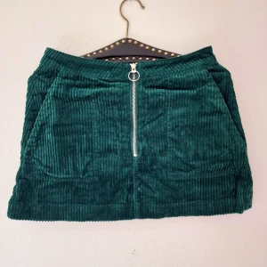 Grön manchester kjol - Var lika grön som knopparna i vår 🍀 Härligt manchestertyg.