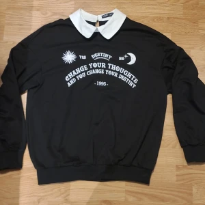 Tröja med tryck - Tunn tröja med fint tryck från shein🫶 aldrig använd, skriv vi frågor eller om ni vill ha fler bilder<3