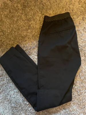 Zara kostym byxor - Zara kostym byxor storlek xxs men även s kan ha dom. Är delvis stretch resår i midjan (där bak) riktigt snygga! 💕 hela och fina 🌸