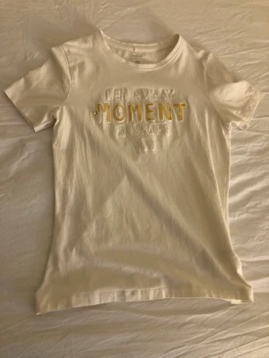 Tshirt - Gullig tshirt i nyskick, nästan aldrig använd! är stl 158/164, men passar runt xs❤️