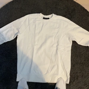 Asnajs tjocktröja från Peak - Peak Performance tjocktröja. Oanvänd, är fett rädd för att spilla på den så har aldrig använt den😅Känns tråk att den ska ligga och skräpa så säljer. Storlek L, men passar defintivt en M oxå. Helvit, stilren och oanvänd;)