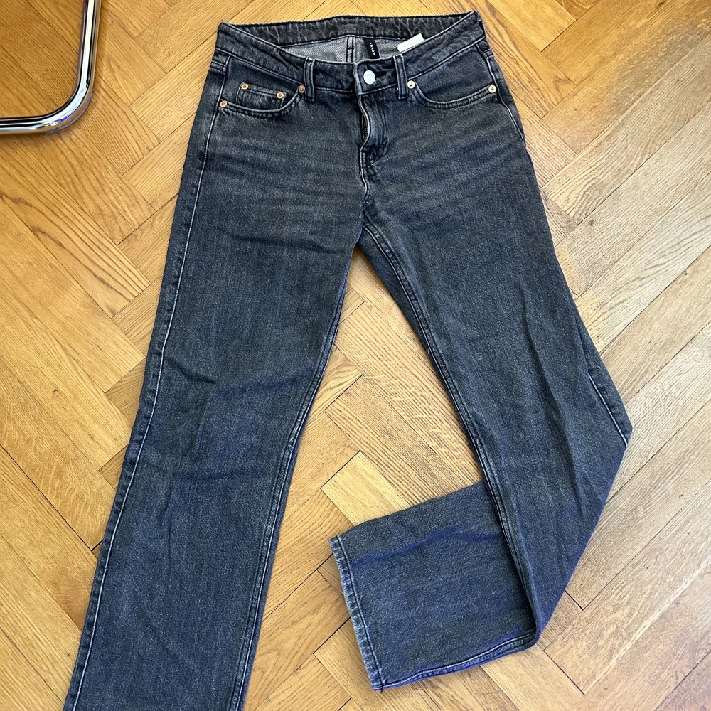 *Sista bilden är tagen från tiktok, visar passformen på jeansen*💗Originalpris: 500kr😊 Färg: mörkgrå. Jeans & Byxor.