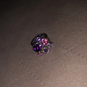 Ring med lila stenar - Superfin ring som ej kommer till användning!