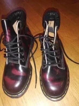 Dr Martens st 37/4, 23 cm - Originala Dr Martens, NYA. st 37/4 23 cm. Mörkt vinröda.