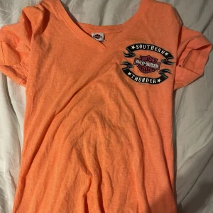 Harley-davidson  - Harley davidson t shirt. Står storlek L men skulle gissa på S/M❤️