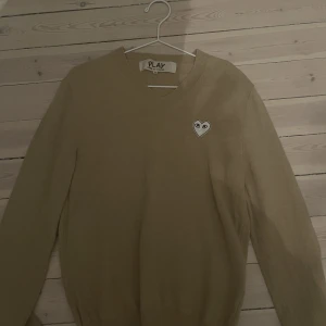 Cdg tröja! - Säljer min superfina stickade tröja från cdg som passar till allt, då jag tyvärr inte får användning för den längre! Köpt för 3500kr!💕100% ull